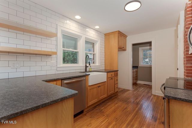 461 South Shady Avenue, Damascus, VA 24236