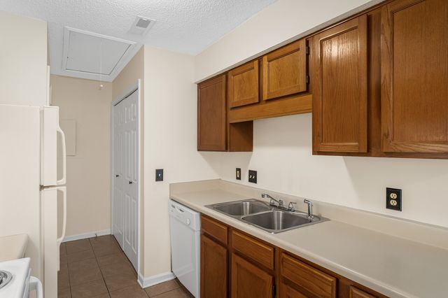 172 Brooke Castle Dr, Hermitage, TN 37076