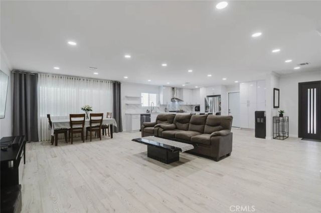 8963 Mclennan, Northridge, CA 91343