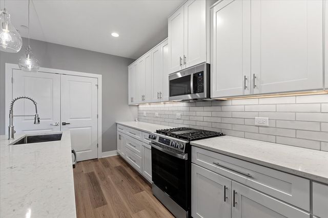 319 S Glendale Avenue 303, Barrington, IL 60010