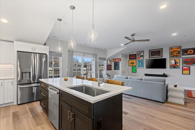 319 S Glendale Avenue 303, Barrington, IL 60010