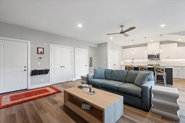 319 S Glendale Avenue 303, Barrington, IL 60010