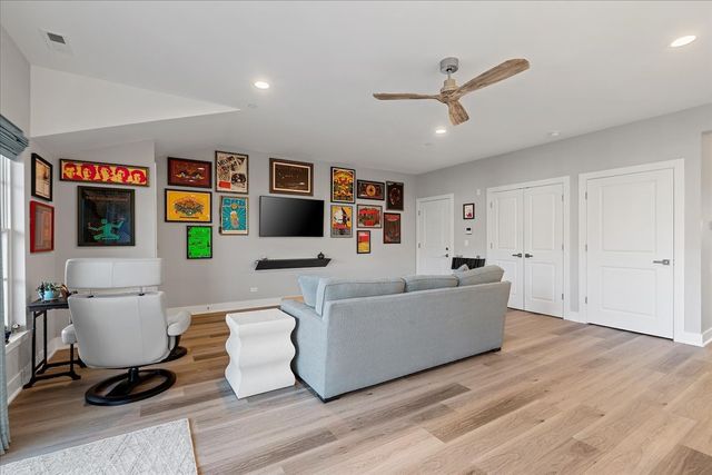 319 S Glendale Avenue 303, Barrington, IL 60010