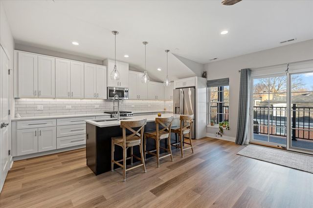 319 S Glendale Avenue 303, Barrington, IL 60010