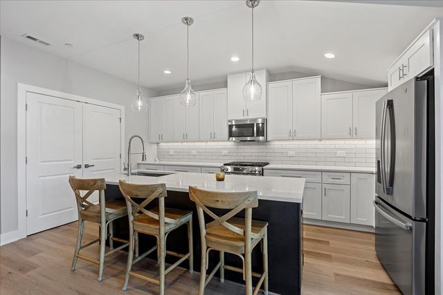 319 S Glendale Avenue 303, Barrington, IL 60010