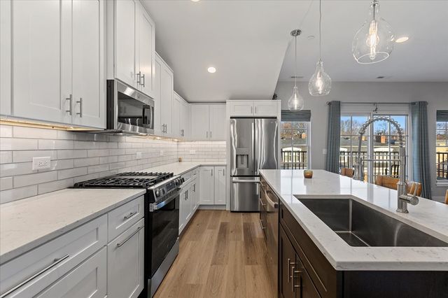 319 S Glendale Avenue 303, Barrington, IL 60010