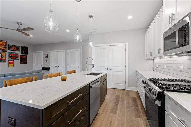 319 S Glendale Avenue 303, Barrington, IL 60010