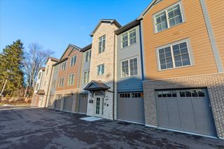 319 S Glendale Avenue 303, Barrington, IL 60010