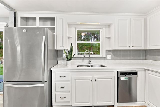 28 Hilltop Circle, Worcester, MA 01609