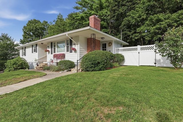28 Hilltop Circle, Worcester, MA 01609