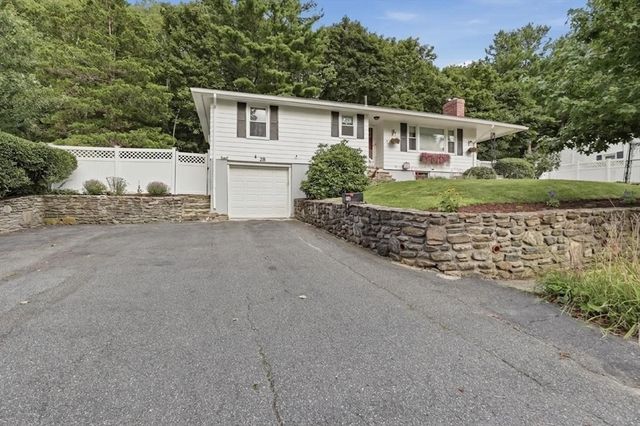 28 Hilltop Circle, Worcester, MA 01609
