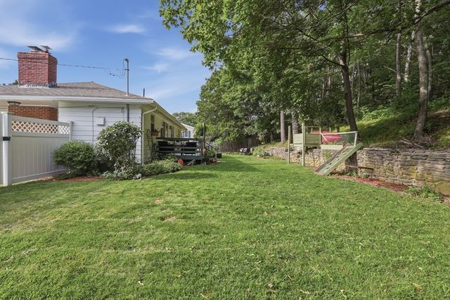 28 Hilltop Circle, Worcester, MA 01609