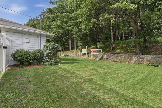 28 Hilltop Circle, Worcester, MA 01609