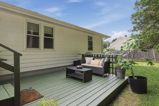 28 Hilltop Circle, Worcester, MA 01609