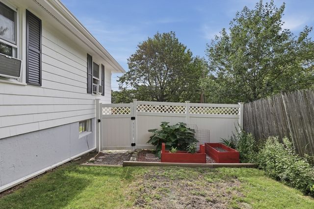 28 Hilltop Circle, Worcester, MA 01609