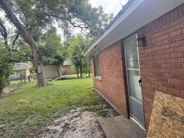 121 E Riverwood Drive, Houston, TX 77076