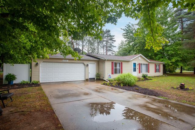 67725 N Ridgewood Drive, South Haven, MI 49090