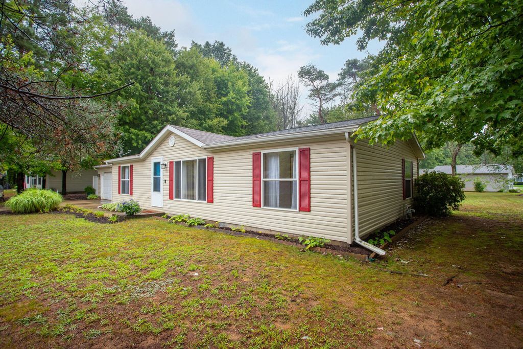 67725 N Ridgewood Drive, South Haven, MI 49090