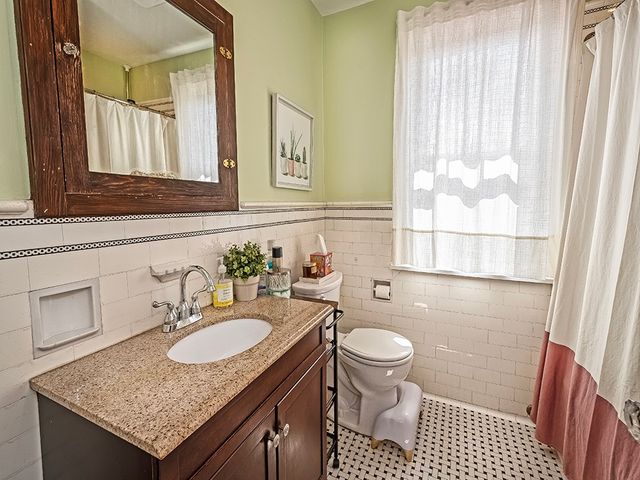 301 Arden Rd, Mt Lebanon, PA 15216