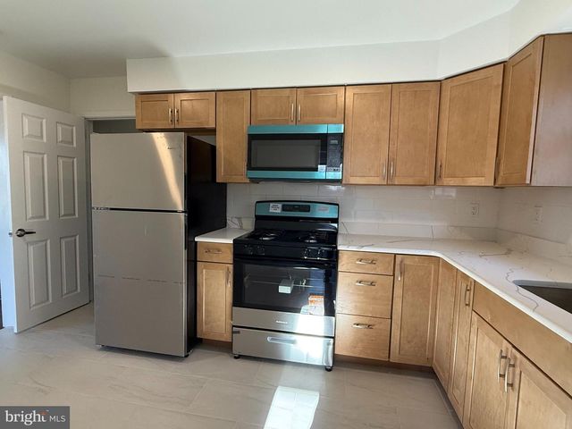 6 GROVE LN, Broomall, PA 19008