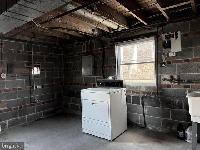 6 GROVE LN, Broomall, PA 19008