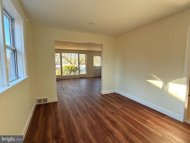 6 GROVE LN, Broomall, PA 19008