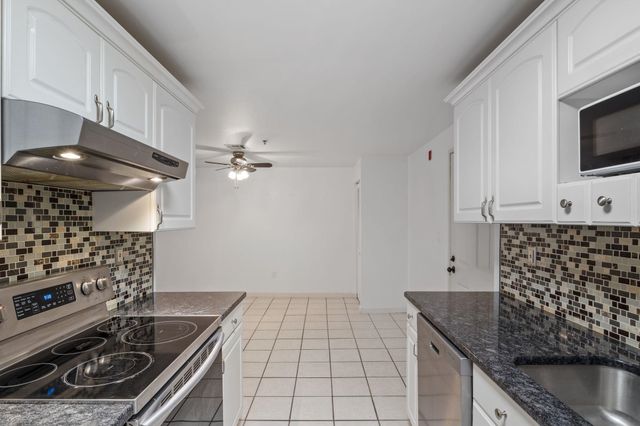 526 Abbott Farm Lane, Hudson, NH 03051