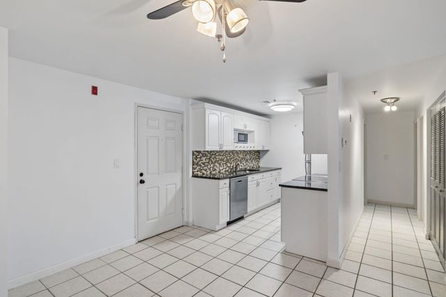 526 Abbott Farm Lane, Hudson, NH 03051