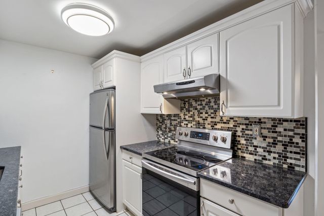 526 Abbott Farm Lane, Hudson, NH 03051