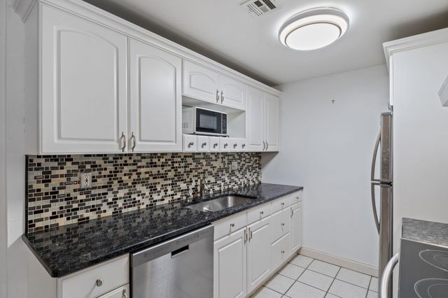 526 Abbott Farm Lane, Hudson, NH 03051