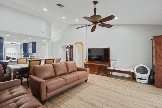 572 SE 18th Drive, Homestead, FL 33033
