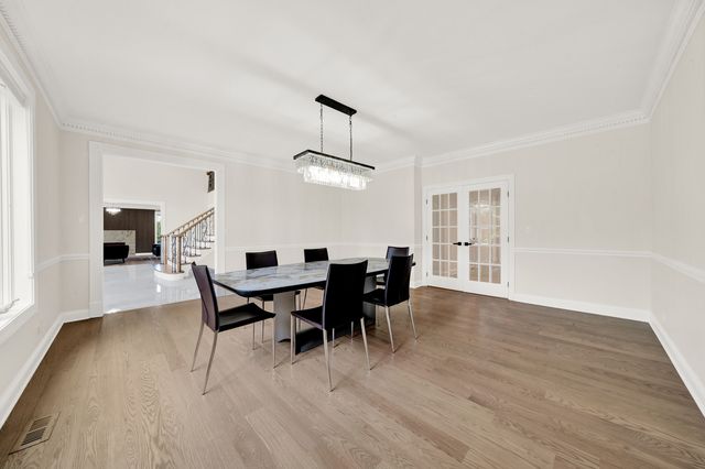 5 S Meadow Court, South Barrington, IL 60010