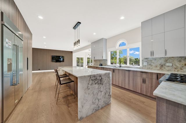 5 S Meadow Court, South Barrington, IL 60010