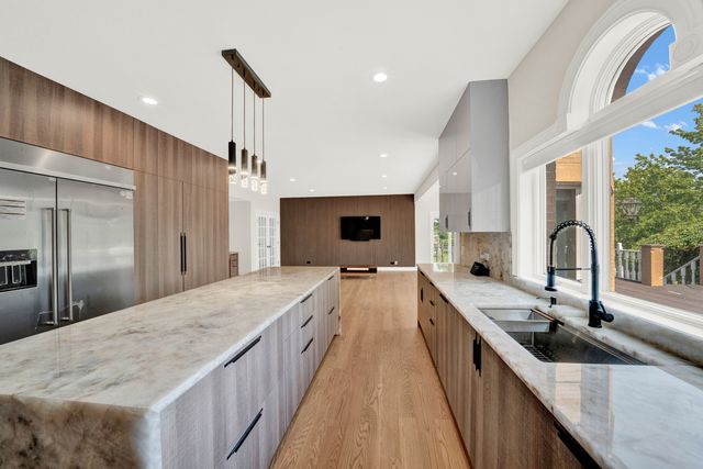 5 S Meadow Court, South Barrington, IL 60010