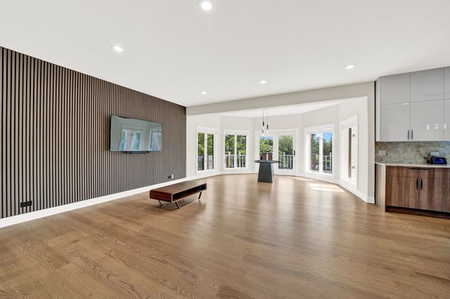 5 S Meadow Court, South Barrington, IL 60010