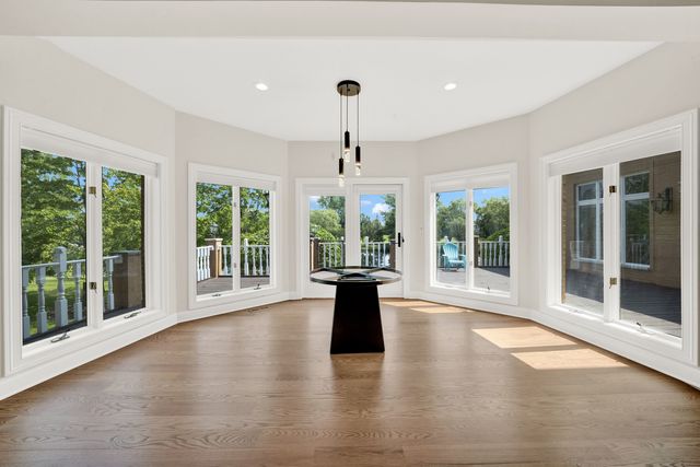 5 S Meadow Court, South Barrington, IL 60010