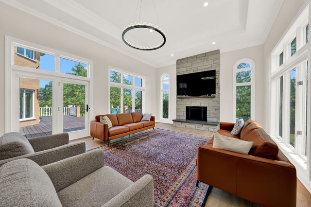 5 S Meadow Court, South Barrington, IL 60010