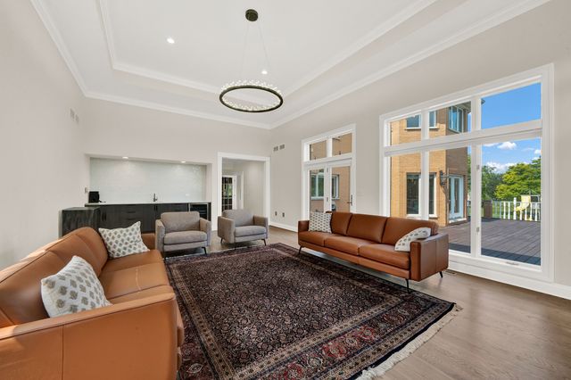 5 S Meadow Court, South Barrington, IL 60010