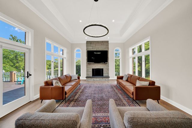 5 S Meadow Court, South Barrington, IL 60010