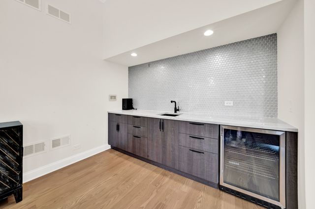 5 S Meadow Court, South Barrington, IL 60010