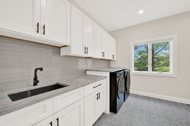 5 S Meadow Court, South Barrington, IL 60010