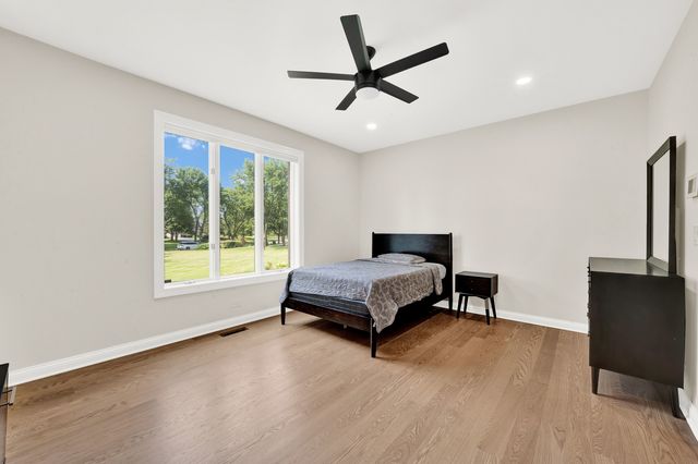 5 S Meadow Court, South Barrington, IL 60010