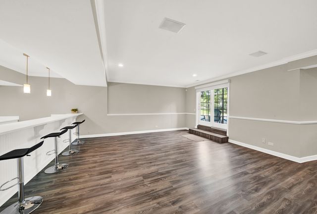 5 S Meadow Court, South Barrington, IL 60010