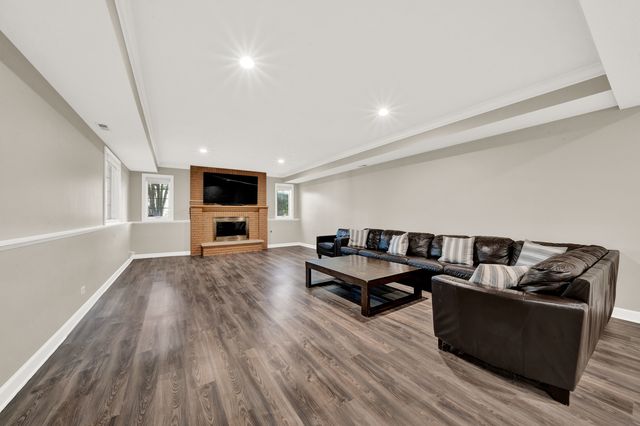 5 S Meadow Court, South Barrington, IL 60010