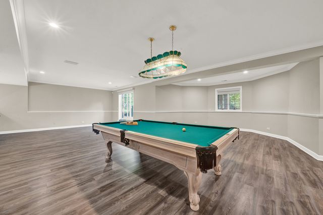 5 S Meadow Court, South Barrington, IL 60010