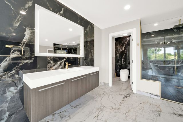 5 S Meadow Court, South Barrington, IL 60010