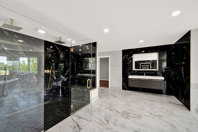 5 S Meadow Court, South Barrington, IL 60010