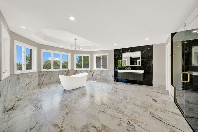 5 S Meadow Court, South Barrington, IL 60010