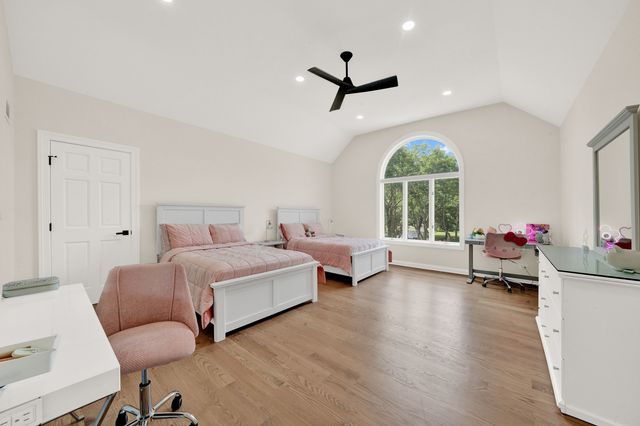 5 S Meadow Court, South Barrington, IL 60010