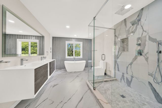 5 S Meadow Court, South Barrington, IL 60010